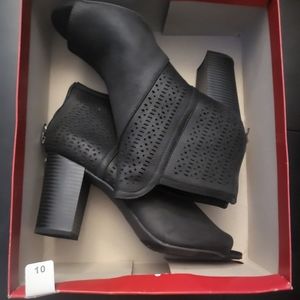 Open toe short black boots